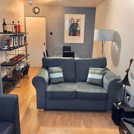 Entire 2 Bedroom House In Hackney